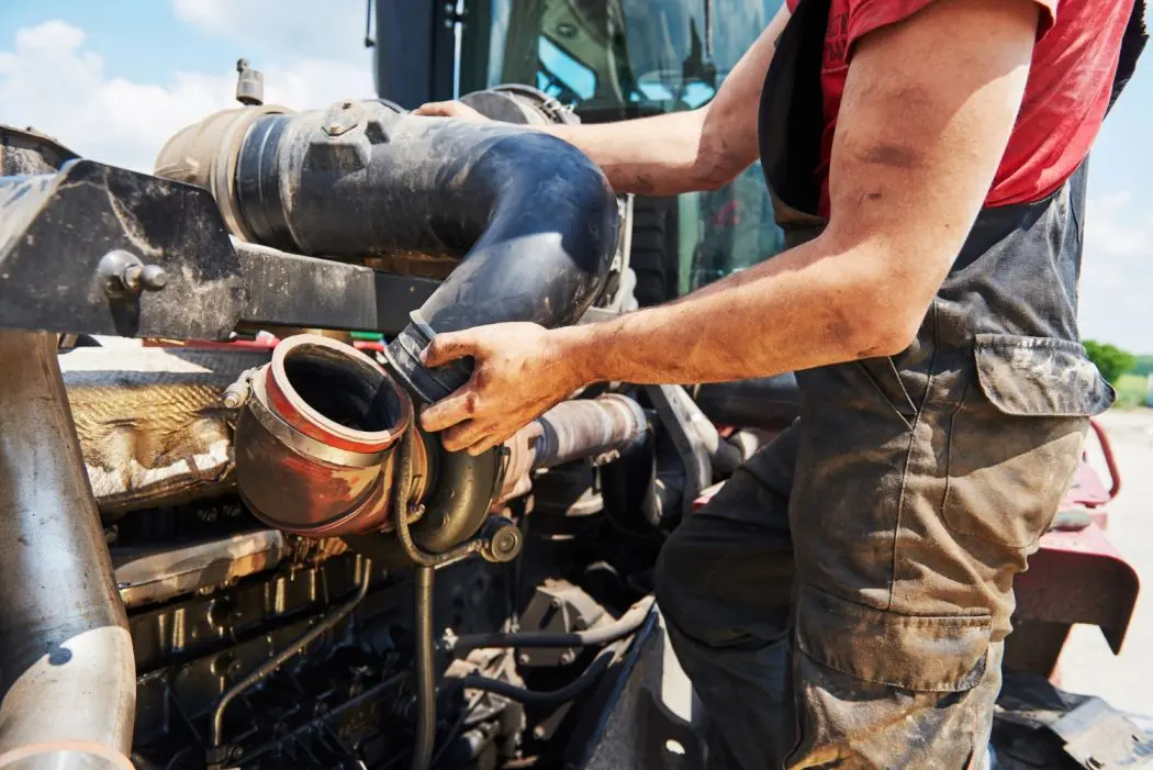 Kontrola poziomu oleju hydraulicznego. Upewnij się, że poziom oleju jest odpowiedni, aby uniknąć awarii systemu.