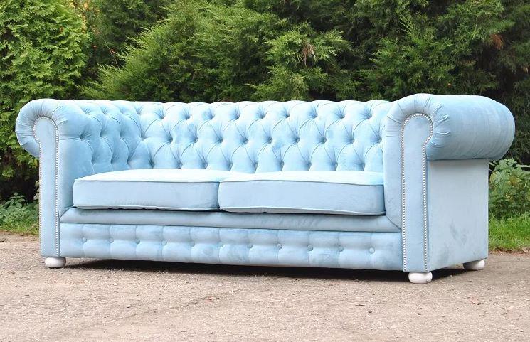Moda na błękitną sofę Chesterfield — stylowy mebel każdego wnętrza