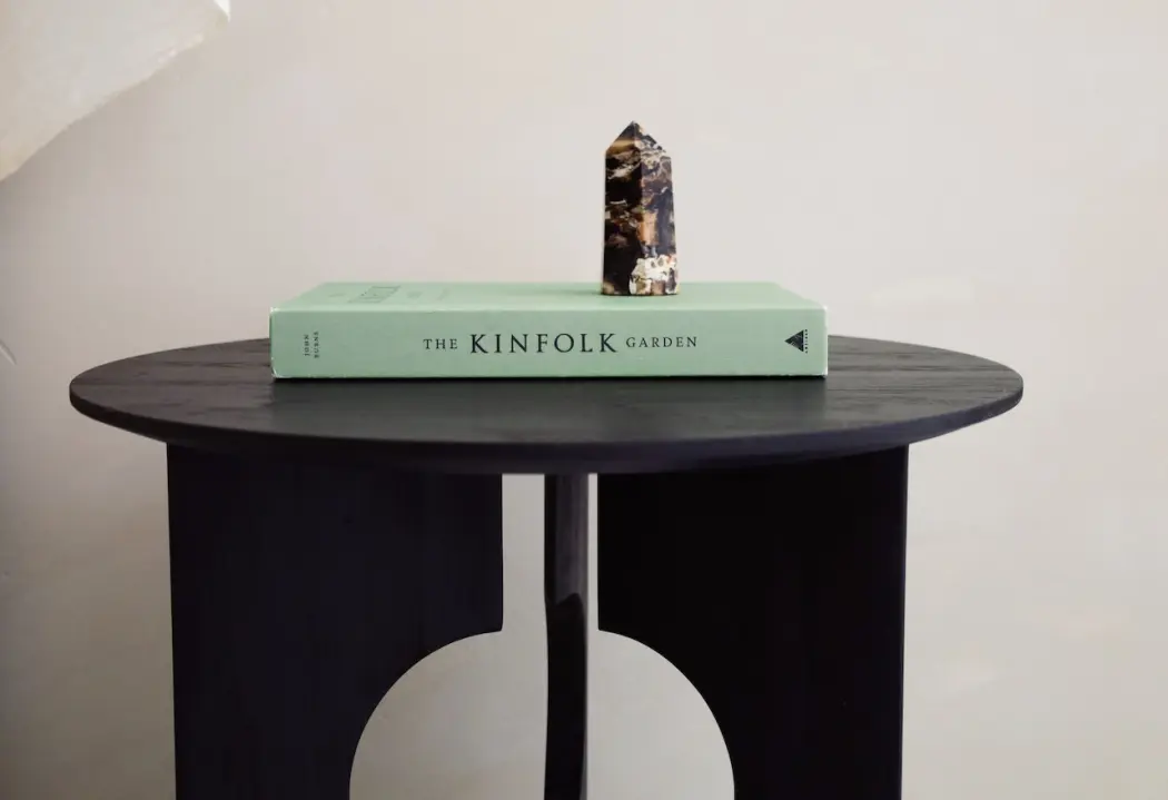 Stoliki kawowe retro – dodaj styl i charakter do twojego salonu