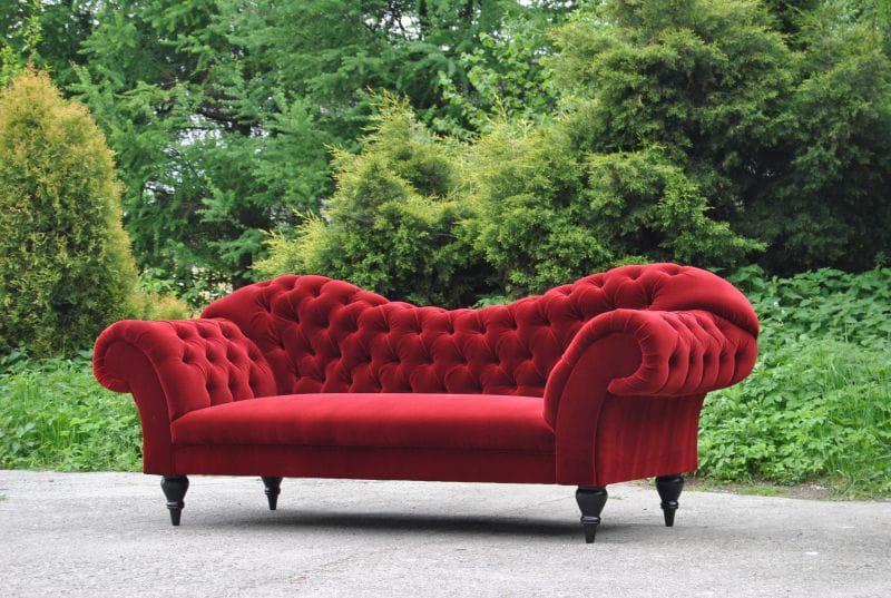 Pikowana sofa w kolorze czerwonym — mocny akcent w Twoim wnętrzu!