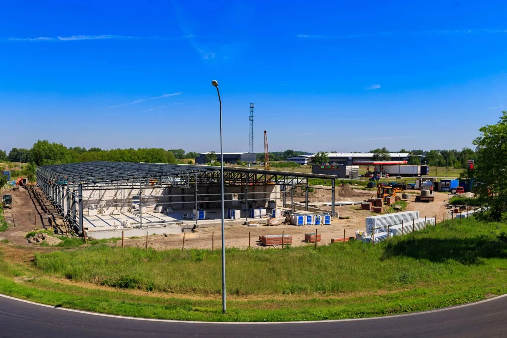 Jakie są kluczowe różnice między halami stalowymi a murowanymi?