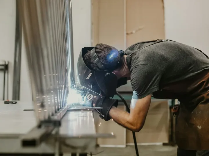 Kiedy outsourcing spawaczy jest lepszy niż zatrudnienie etatowe?