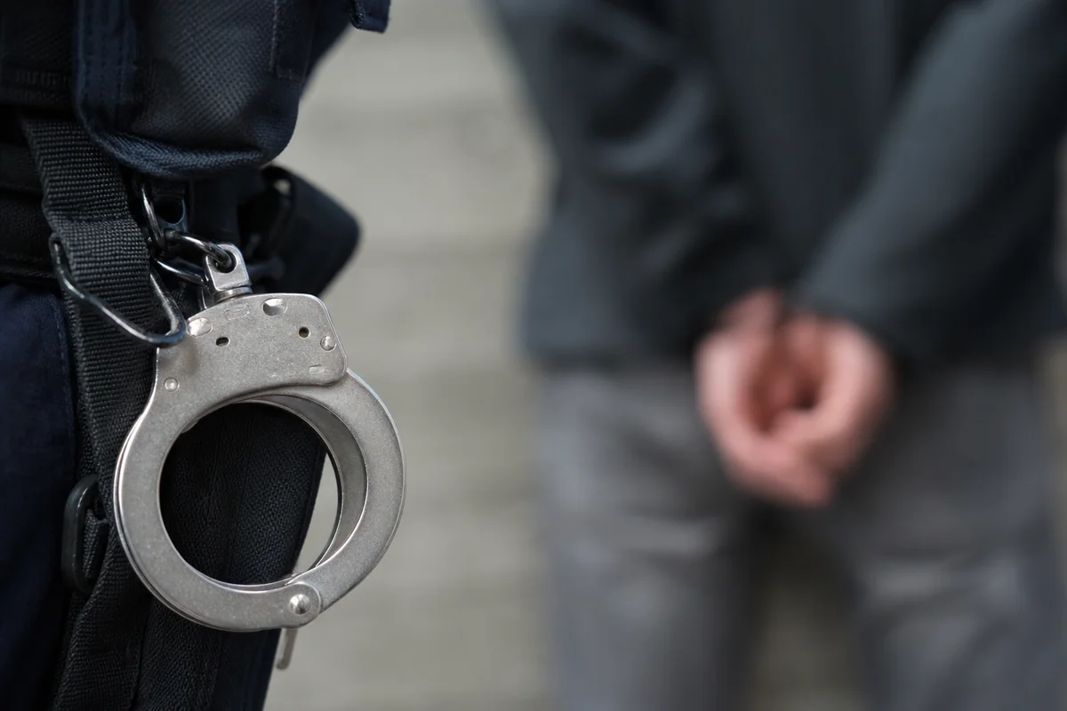Poszukiwany wpadł przez zgłoszenie do partnerki. Na miejscu interwencji policjanci znaleźli coś jeszcze - Aktualności Komenda Miejska Policji w Szczecinie