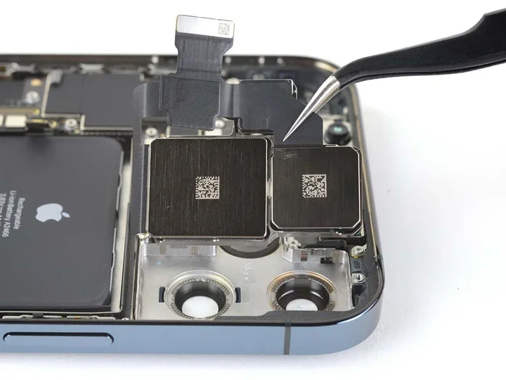 Obrazek przedstawia serwisowanie telefonu Apple.