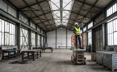 Jak zadbać o czystość konstrukcji stalowych w hali — poradnik facility managera