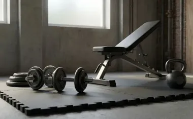 Jaki zestaw do domowej siłowni kupić na początek? Hantle, ławka, gryf czy kettlebell