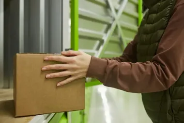 Kiedy przesyłka ekspresowa jest bardziej opłacalna niż standardowa dostawa kurierska?