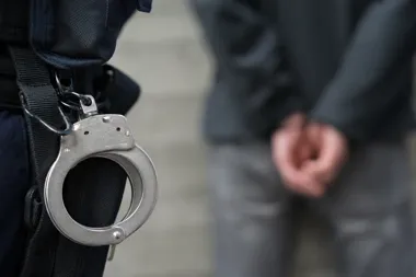 Poszukiwany wpadł przez zgłoszenie do partnerki. Na miejscu interwencji policjanci znaleźli coś jeszcze - Aktualności Komenda Miejska Policji w Szczecinie