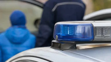 Dziecko zostało zatrzaśnięte w czarnym aucie. Policjantki działały natychmiast