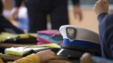 Szczecin: policjantka ostrzega młodzież przed skutkami działań w sieci