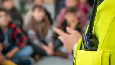 Szczecińskie szpitale odwiedziła policjantka. Z dziećmi rozmawiała o bezpieczeństwie