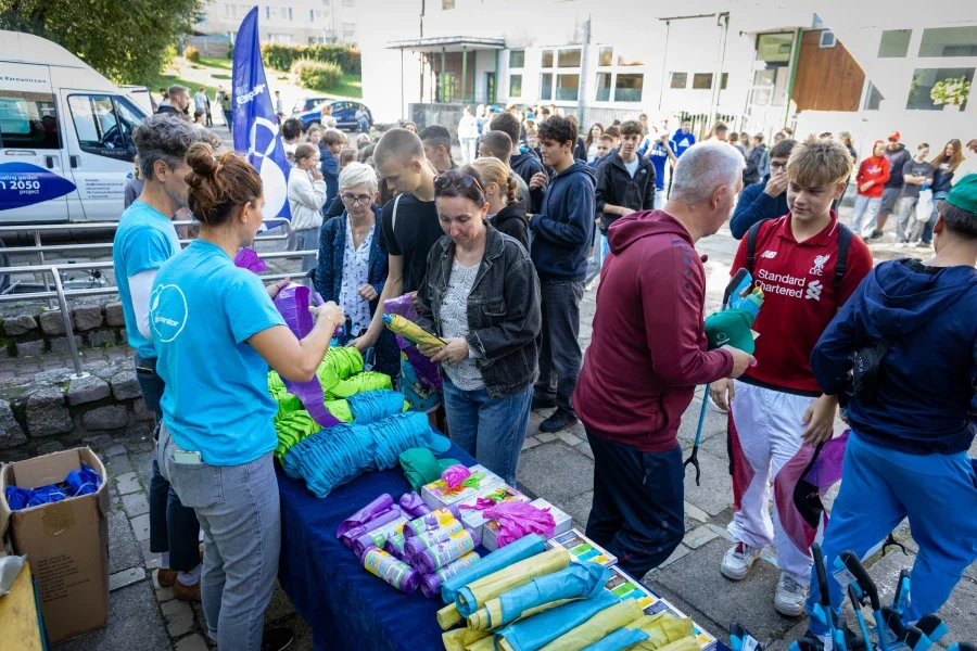 Grafika promocyjna wydarzenia Chwytaki w dłoń i ruszamy! Uczniowie SP 23 posprzątają Szczecin z EcoGeneratorem