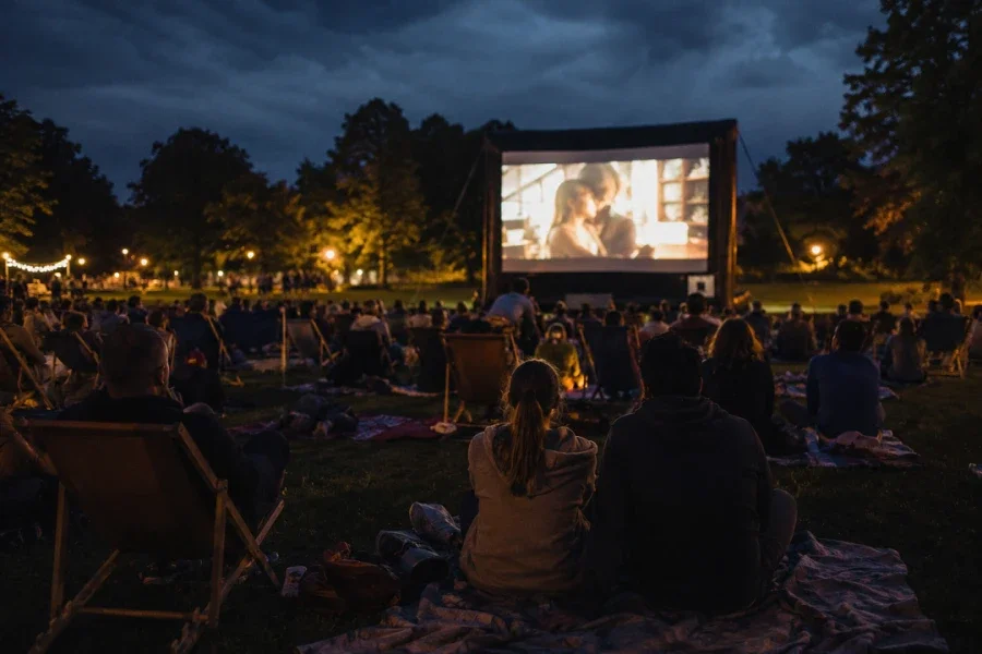 Grafika promocyjna wydarzenia Kino plenerowe w Dąbiu – seans filmu „Słoneczny patrol”