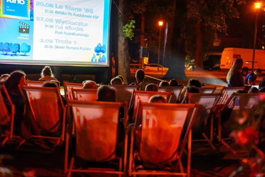 Grafika promocyjna wydarzenia Ostatnie Kino na Leżakach. Seans na Pogodnie