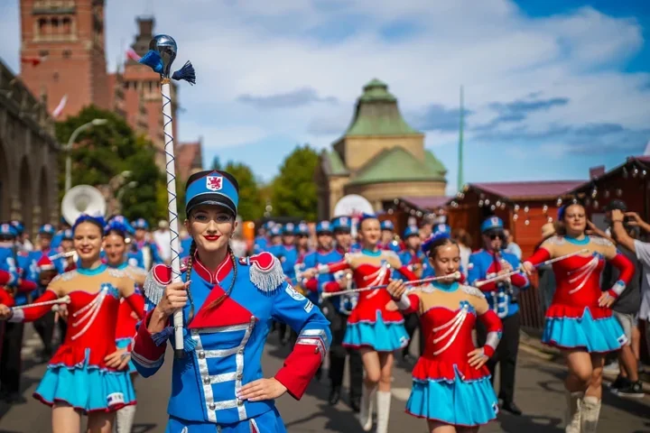 Muzyka wyjdzie na ulice. Osiem orkiestr wystąpi podczas Żagli 2026