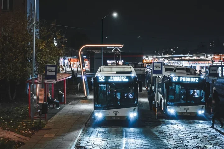 Tramwaje stanęły rano - autobusy zastępcze i wydłużone kursy w Szczecinie