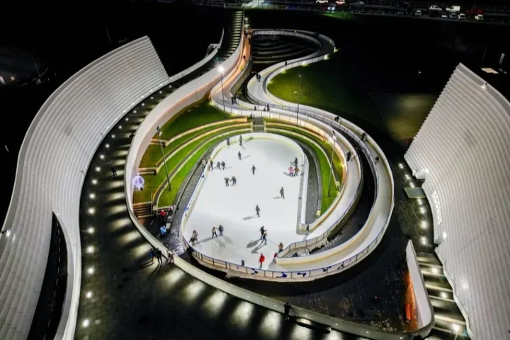 Nietypowa tafla na Fabryce Wody – sezon na łyżwy trwa do końca lutego