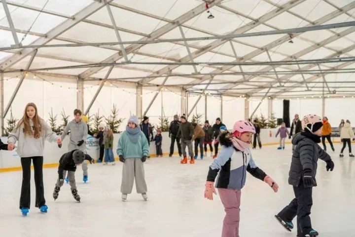 Ostatni weekend na tafli przy Arenie - ślizganie z muzyką, rodzinne promocje i dostępność dla wszystkich