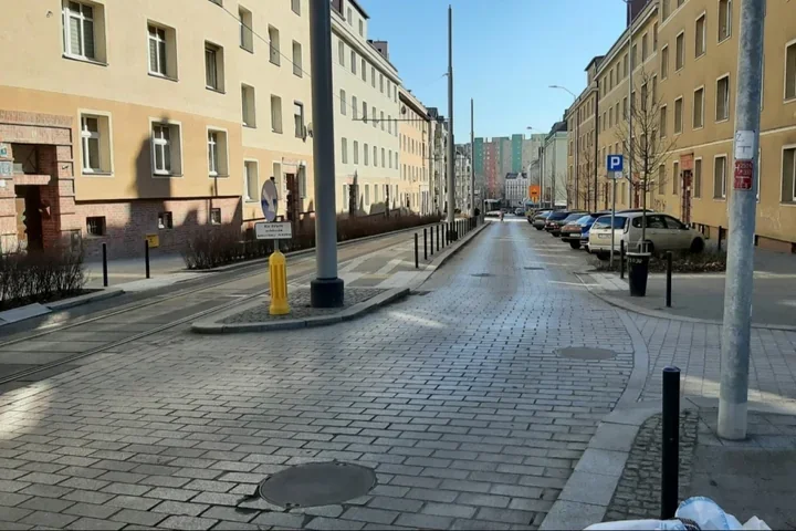 Na pętli Dworzec Niebuszewo granit nie wytrzymał ciężaru autobusów