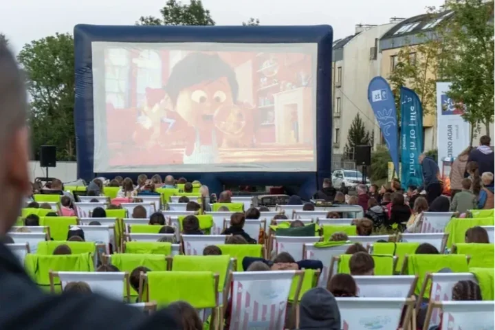 Kino na leżakach wraca na osiedla Szczecina – będą klasyki i nowe cykle