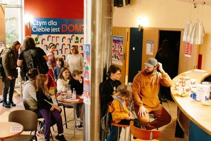 Café Przyjaźń w Dąbiu otwiera drzwi – sąsiedzki weekend pełen warsztatów i kawy