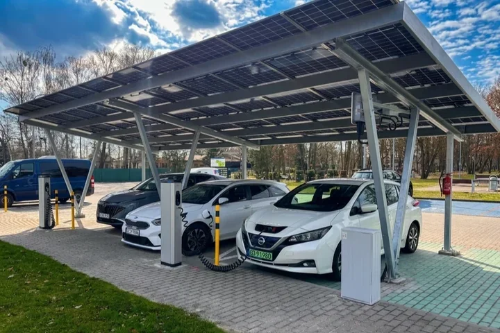 Parking w Centrum Żeglarskim urósł w energię i nowe miejsca dla aut