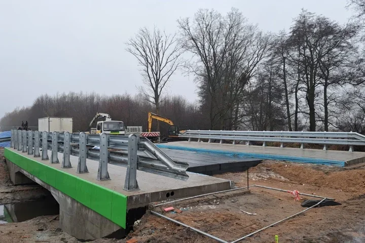 Pogoda opóźnia otwarcie mostu nad Chełszczącą – prace wydłużone do marca