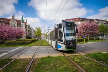 Nocna wymiana torów w Szczecinie. Jedna brygada robi 18 metrów