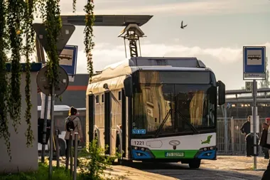 Prąd z odpadów zasili 34 elektryczne autobusy w Szczecinie przez cały 2027 rok