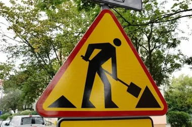 Dwukierunkowy ruch na Powstańców Wielkopolskich zmienia dojazd do szpitala