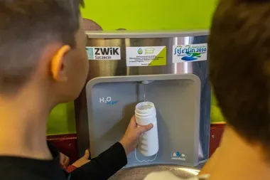 Szkoły po wakacjach płuczą rury. ZWiK podaje prosty test świeżej wody