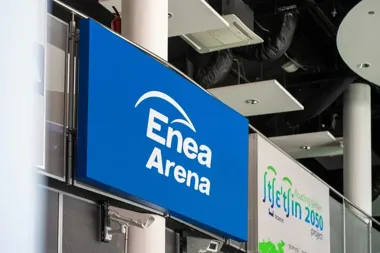 Enea Arena zmienia barwy – niebieskie logo pojawiło się na hali przy Szafera