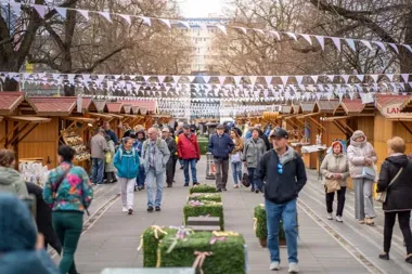 Aleja Kwiatowa pachnie świętami, a jarmark przyciąga rodziny i wystawców