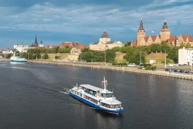Tramwaj wodny znów płynie – trasy, ceny i kto dopłaca do rejsów po Zalewie