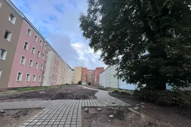 Śródmiejskie podwórko zmienia się w zieloną strefę rekreacji