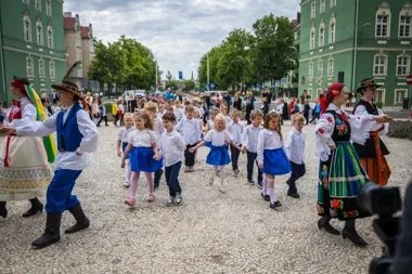 Polonez przed magistratem i wielkie pożegnanie przedszkolaków