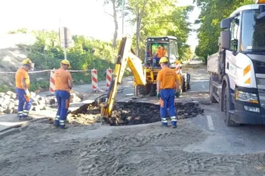 Pęknięta magistrala zatrzymała wodę na Starkiewicza. Naprawa potrwa do czwartku