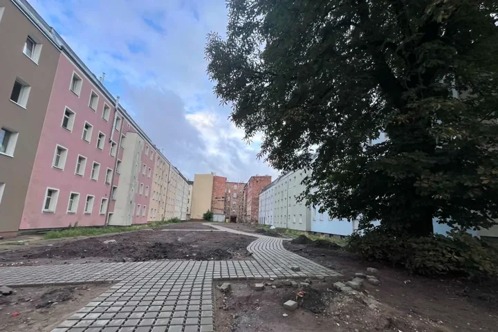 Śródmiejskie podwórko zmienia się w zieloną strefę rekreacji