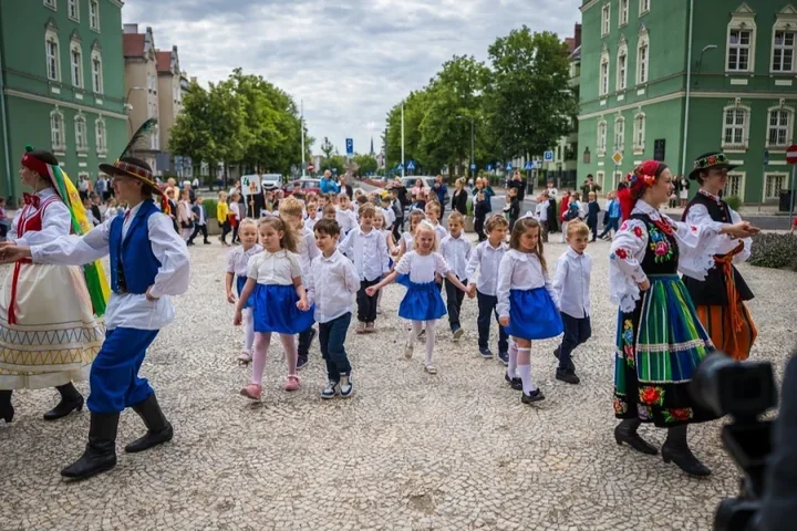 Polonez przed magistratem i wielkie pożegnanie przedszkolaków