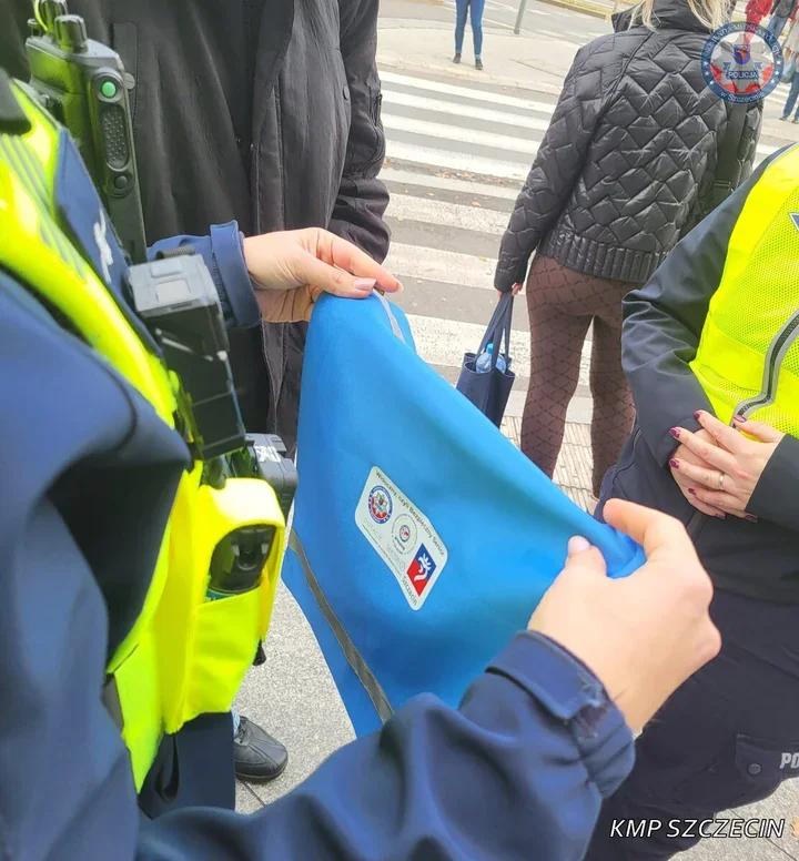 97 wykroczeń w Szczecinie. Drogówka sprawdzała przejścia, seniorzy dostaną odblaski