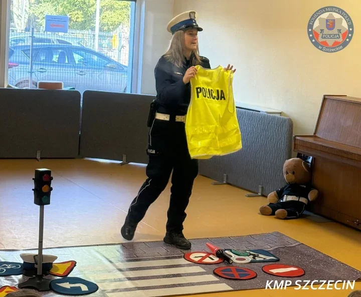 Radiowóz w szkolnej sali - policjanci uczą dzieci zasad ruchu drogowego