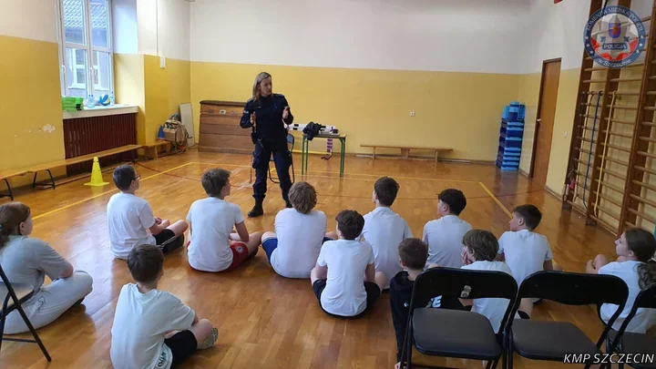 W Szczecinie policjanci ostrzegli uczniów przed uzależnieniem, które wchodzi po cichu