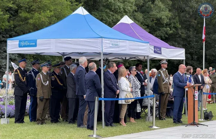 Pod Pomnikiem Czynu Polaków policja w Szczecinie oddała hołd pionierom miasta