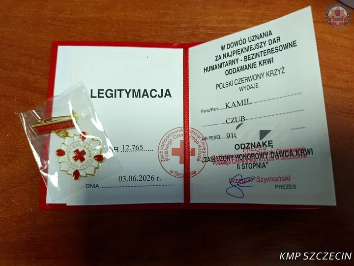 Szczeciński policjant oddał 13 litrów krwi i odebrał wyjątkową odznakę