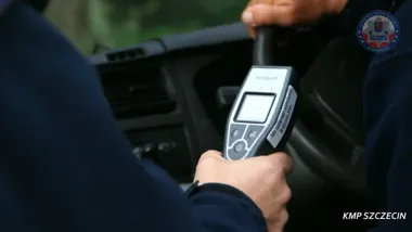 Dziecko w aucie, oboje po ponad promilu i bez uprawnień