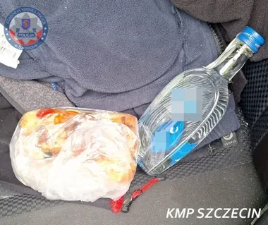 Butelka wódki obok kanapek. Kontrola Skody zakończyła się zatrzymaniem