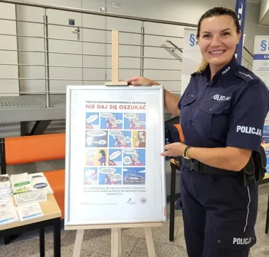 Seniorzy w Szczecinie usłyszeli od policjantów, jak rozpoznać oszustwo