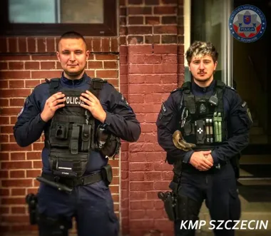 Seniorka w rowie przy torach. Policjanci mieli tylko chwilę