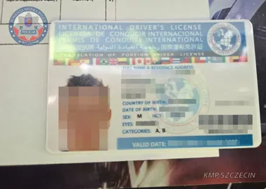 Międzynarodowe prawo jazdy wzbudziło podejrzenia. Kierowca bez uprawnień