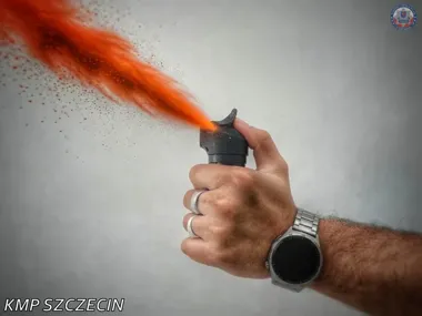Gaz pieprzowy i głośnik - sprawca rozboju nie uciekł daleko w Szczecinie